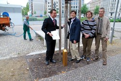 Karsten Thiere, stv. Direktor der Deutschen Bank Leipzig, Umweltbürgermeister Heiko Rosenthal, Projektleiter Thomas Seifert und Sebastian Fried vom Amt für Stadtgrün und Gewässer. Foto: Dr. Falk-Thoralf Günther. 