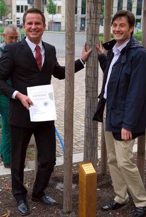 Karsten Thiere, stv. Direktor der Deutschen Bank Leipzig, und Umweltbürgermeister Heiko Rosenthal weihen die Platane. Foto: Dr. Falk-Thoralf Günther. 