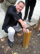 Der Förderverein der Universität weiht Patenbaum: Der Vereinsvorsitzende Peter Krakow. Foto: Thomas Seifert.