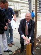 Der Förderverein der Universität weiht Patenbaum: Stv. Vereinsvorsitzender und Rektor, Prof. Dr. Franz Häuser. Foto: Thomas Seifert.