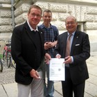 Der Förderverein der Universität weiht Patenbaum: Peter Krakow, Sebastian Fried vom Amt für Stadtgrün und Gewässer und Rektor Prof. Dr Franz Häuser. Foto: Thomas Seifert.