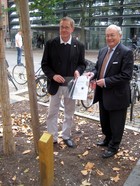 Der Förderverein der Universität weiht Patenbaum: Peter Krakow, Rektor Prof. Dr Franz Häuser. Foto: Thomas Seifert.