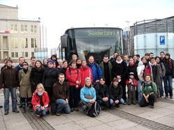 Pflanzflash in Großzössen: Abfahrt in Leipzig vom Augustusplatz.