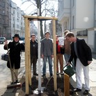 Baumpflanzung am 18.03.10 - Die Studentengemeindemitglieder und ihr Patenbaum. Fotograf: Thomas Seifert.